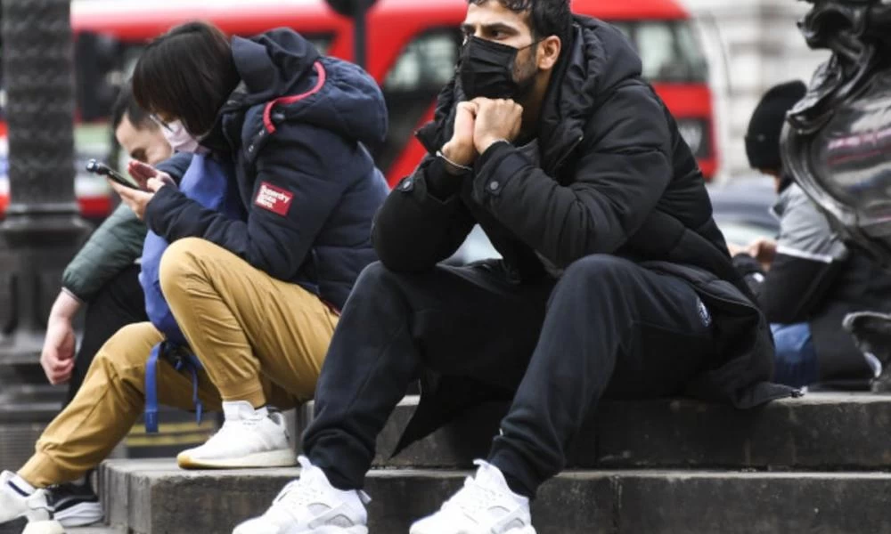 Βρετανία: Μείωση καταγράφεται στα κρούσματα και στους θανάτους